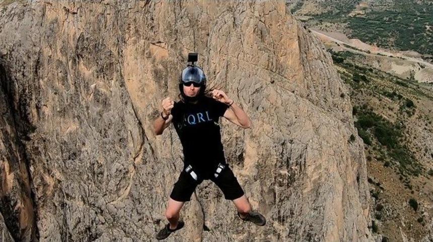 500 Metre Y&uuml;ksekten D&uuml;şerken Taş, Kağıt, Makas Oynadılar