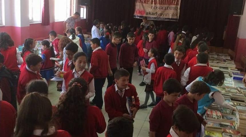 Kastamonu&rsquo;da &Ouml;ğrenciler, Biriktirdikleri Har&ccedil;lıklarla Kitap Satın Aldı