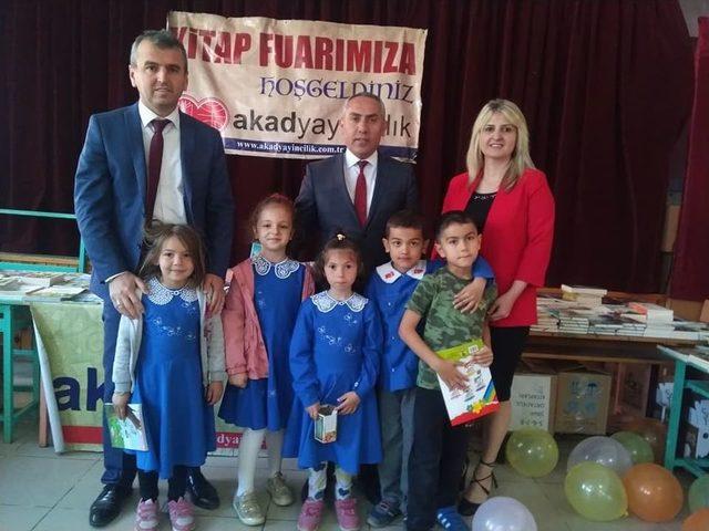 Kastamonu&rsquo;da &Ouml;ğrenciler, Biriktirdikleri Har&ccedil;lıklarla Kitap Satın Aldı 1