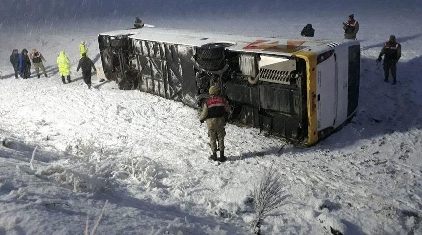 İran Plakalı Yolcu Otob&uuml;s&uuml; Devrildi: 18 Yaralı