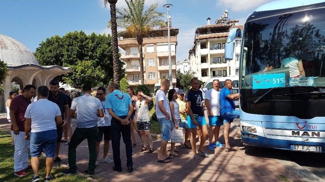 K&uuml;lliye Camii &Ouml;n&uuml;nde Ka&ccedil;ak Rehber Denetimi