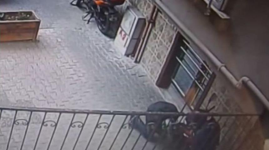 (&ouml;zel) Kasklı Hırsızlar 20 Bin Liralık Motosikleti B&ouml;yle &Ccedil;aldı