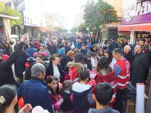 Nazilli’de Chp’li Gençler Çocukları Sevindirdi