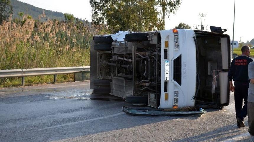 Servis Minib&uuml;s&uuml; İle Otomobil &Ccedil;arpıştı: 25 Yaralı