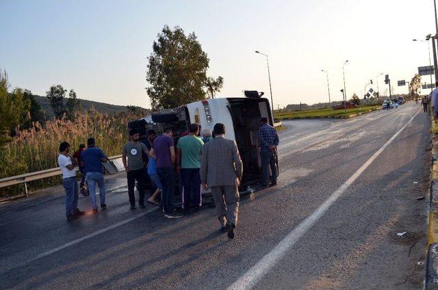 Servis Minibüsü İle Otomobil Çarpıştı: 25 Yaralı 3