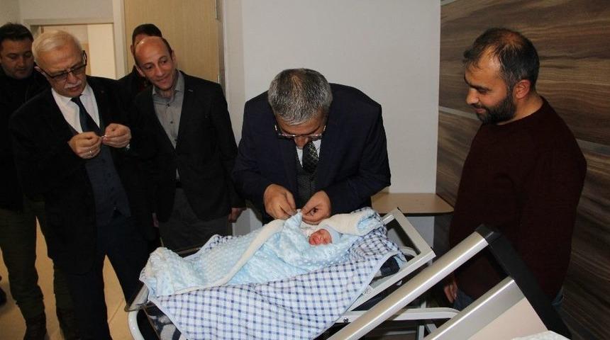&Ccedil;orum&rsquo;da Yılın İlk Bebeğine &Ccedil;eyrek Altın