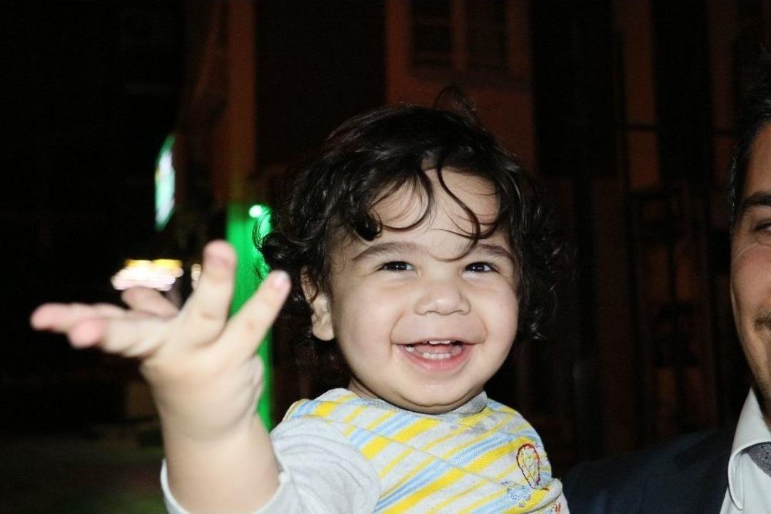 1 Bu&ccedil;uk Yaşındaki Bebek Bakıcısı Uyuduğu Sırada Kapısı A&ccedil;ık Unutulan Evden Ka&ccedil;tı