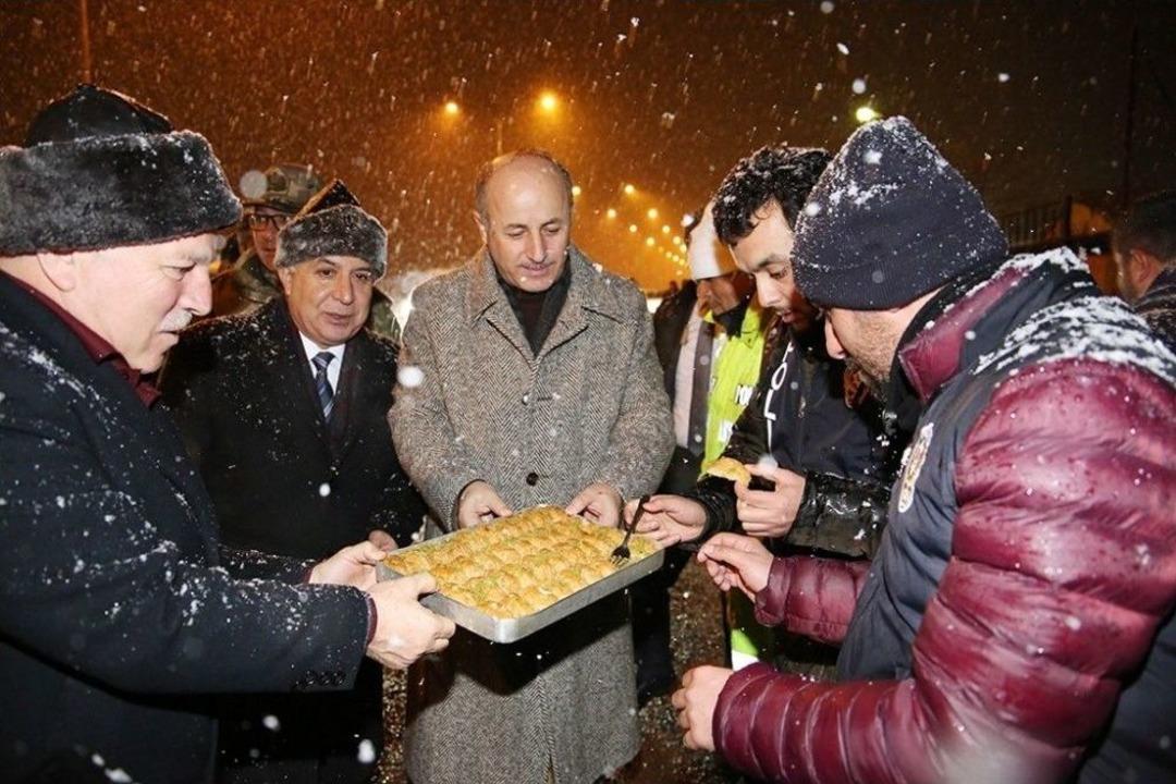 Vali Azizoğlu Yeni Yılı Asker Ve Polislerle Karşıladı