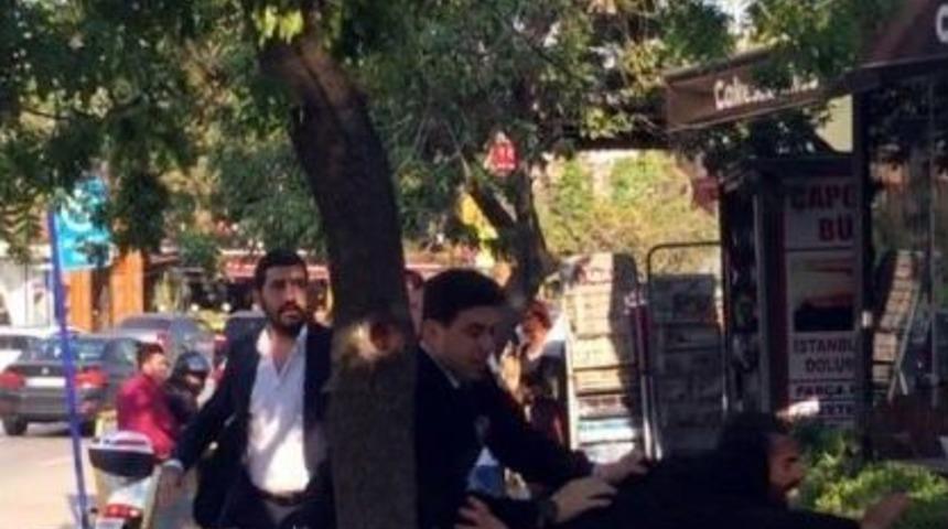 (&ouml;zel) Polis İle Alkoll&uuml; Şahıslar Arasında Tekme Ve Tokatlı Kavga Kamerada