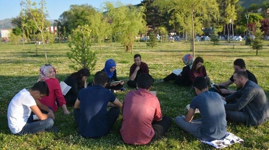 Van G&ouml;l&uuml; Sahilleri Bu Kez Kitapseverleri Ağırladı