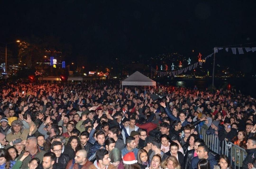 Kuşadalılar Yeni Yıla Manga Konseri İle Girdi