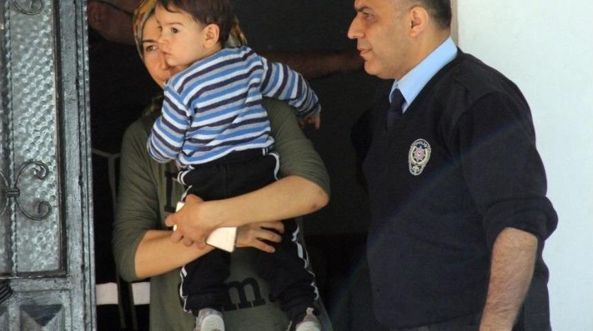 "kocam D&ouml;vd&uuml;" Diyerek &Ccedil;ocuğuyla Polise Sığındı, Şikayet&ccedil;i Olmadı