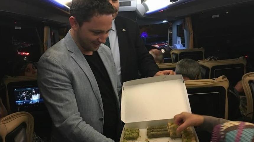 Kaymakam&rsquo;dan Yolculara Yeni Yıl Tatlısı