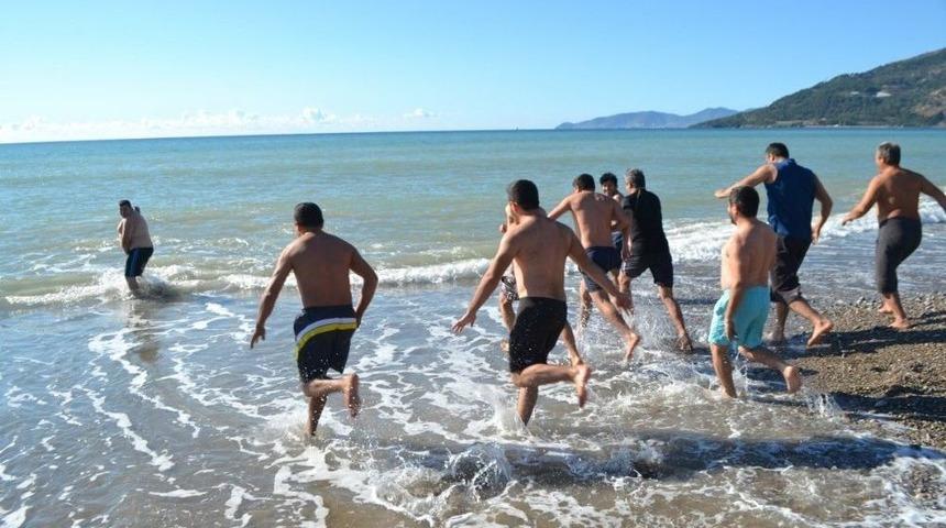 Mersin&rsquo;de Kış Ortasında Deniz Keyfi