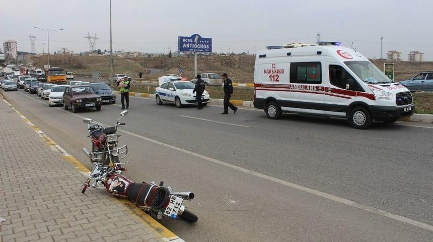 Motosiklet İle Minib&uuml;s &Ccedil;arpıştı: 1 Yaralı