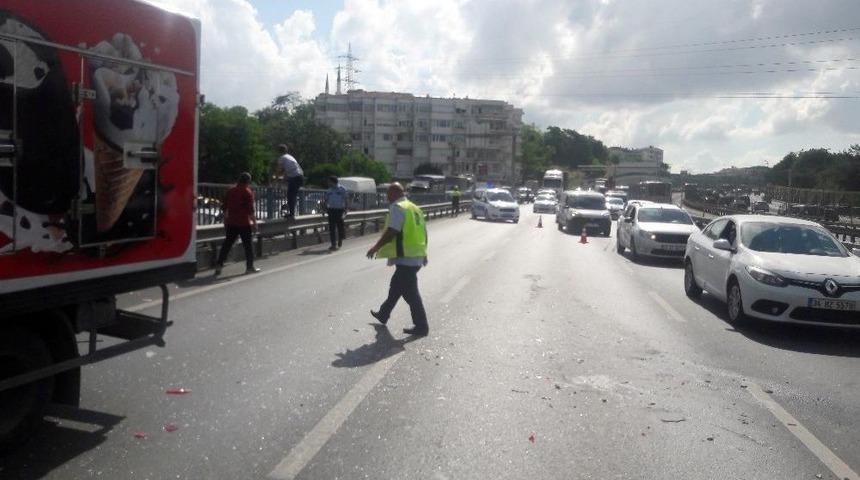 Kazaya Karıştıkları Yaralı S&uuml;r&uuml;c&uuml;y&uuml; Ara&ccedil; İ&ccedil;inde Teselli Ettiler