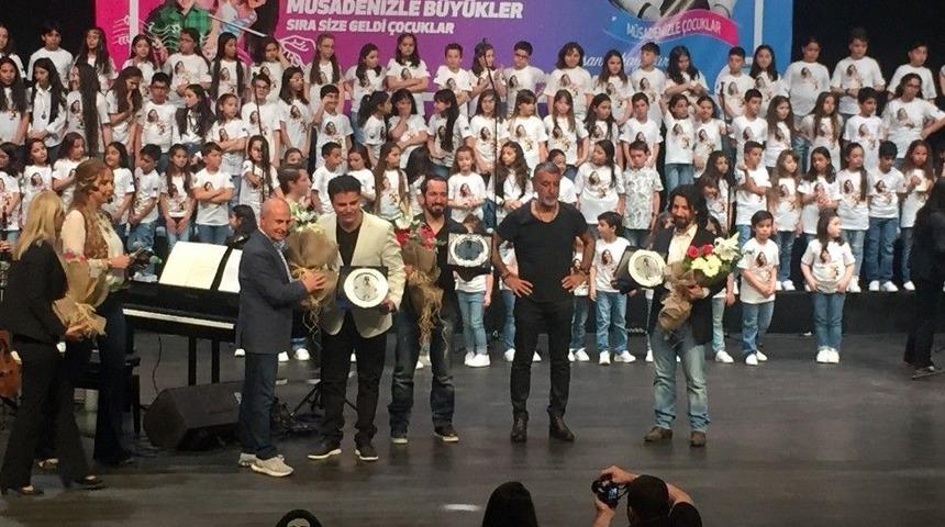 &Ccedil;ocuklar &rsquo;barış Abi&rsquo;lerinin Şarkılarını Seslendirdi