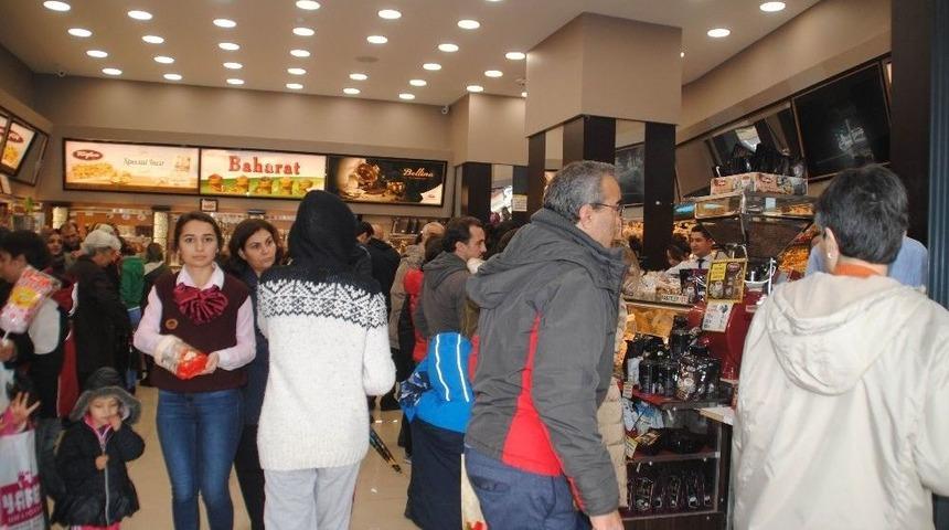 Vatandaş Yeni Yıl Tatilinin Keyfini Kuruyemişle &Ccedil;ıkardı