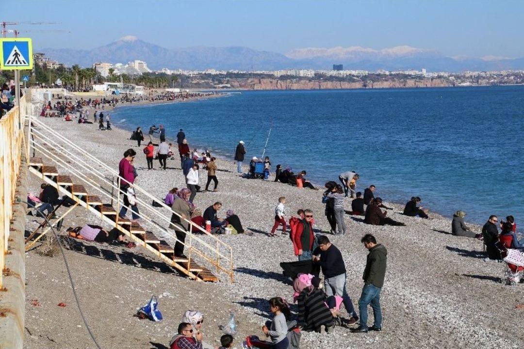 Antalya Denize D&ouml;k&uuml;ld&uuml;