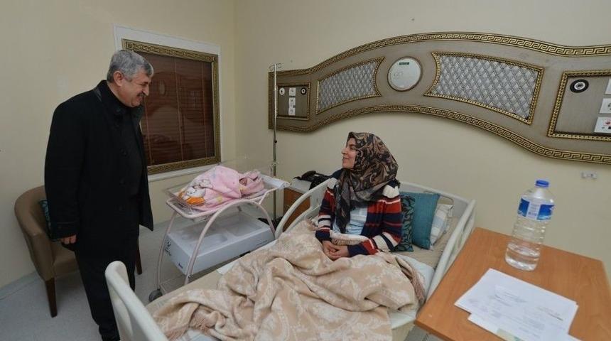 Başkan Polat Yılın İlk Doğan Bebeklerini Ziyaret Etti