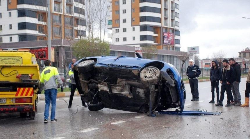 Hurdaya D&ouml;nen Otomobilden Yaralı Olarak Kurtuldular