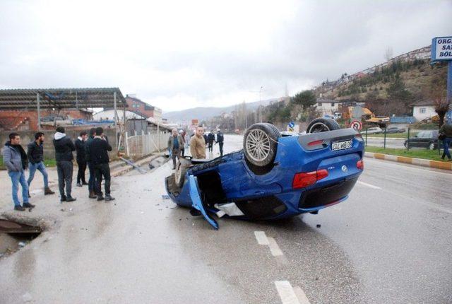 Hurdaya Dönen Otomobilden Yaralı Olarak Kurtuldular