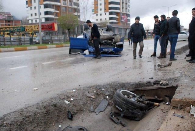 Hurdaya Dönen Otomobilden Yaralı Olarak Kurtuldular