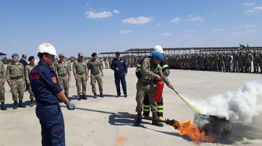 Üs Bölgesindeki Askerlere Yangına Müdahale Eğitimi
