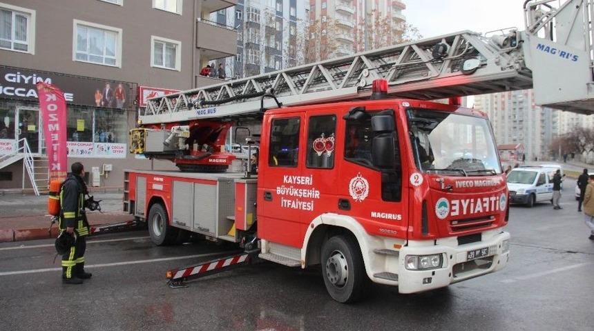 Evde &Ccedil;ıkan Yangını İtfaiye Ekipleri S&ouml;nd&uuml;rd&uuml;