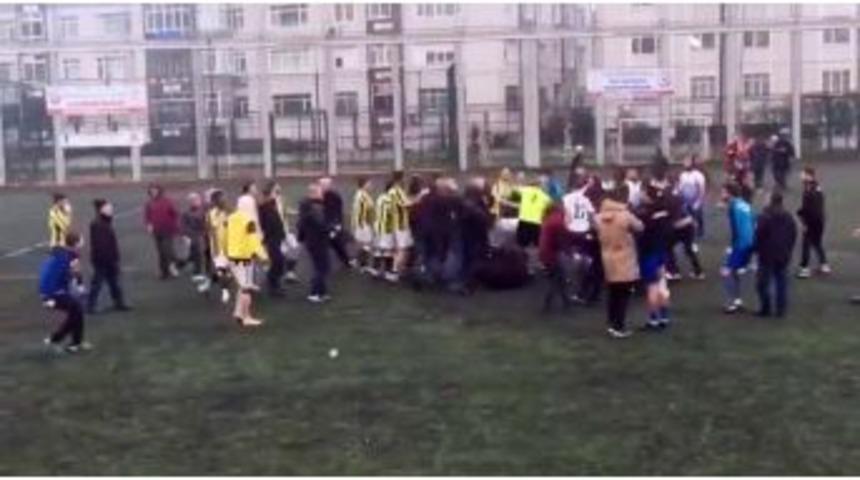 Amat&ouml;r Ma&ccedil; Sonrası Futbolcuların Tekme Tokat Kavgası Kamerada