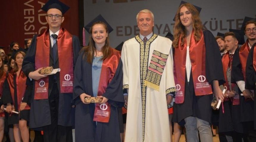 Edebiyat Fak&uuml;ltesi&rsquo;nde Mezuniyet Coşkusu