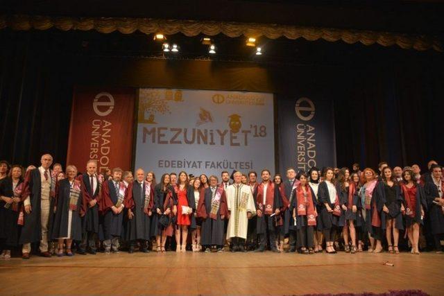 Edebiyat Fakültesi’nde Mezuniyet Coşkusu