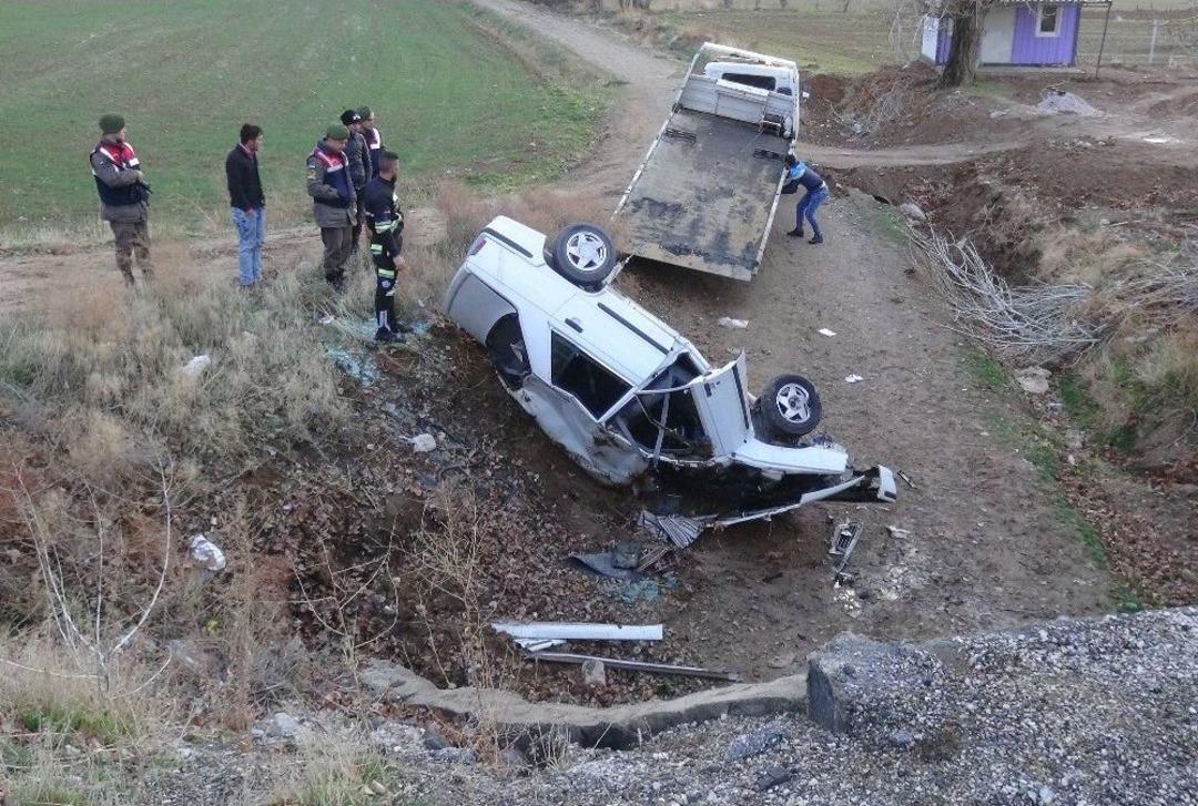 Aksaray&rsquo;da Otomobil Menfeze Devrildi: 4 Yaralı