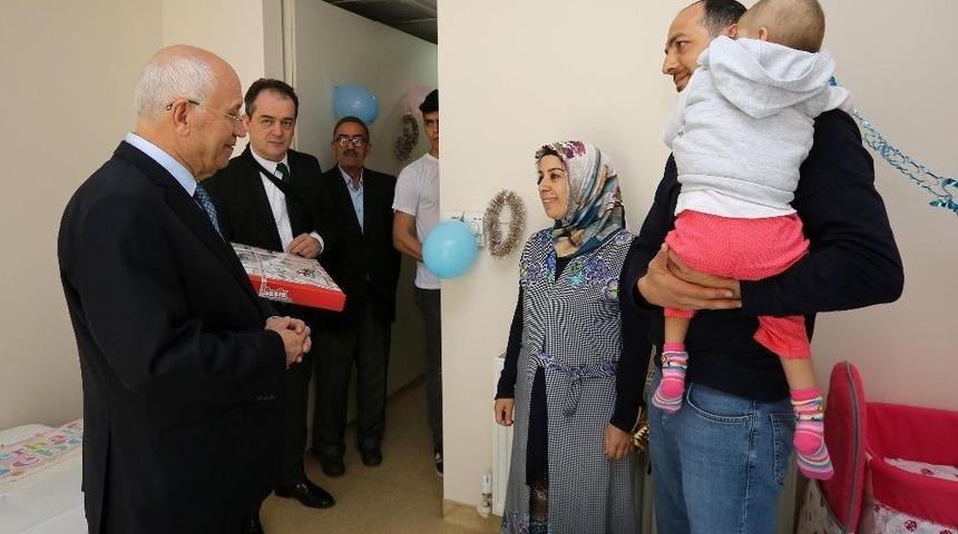Başkan Yaşar&rsquo;dan Konukevine Bebek Ziyareti