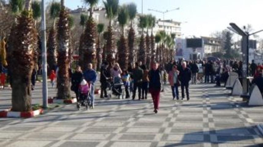 Yılın İlk G&uuml;n&uuml;nde Silivrililer Sahile Akın Etti