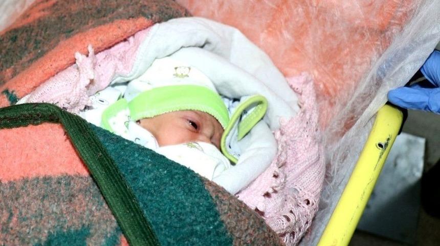 2 G&uuml;nl&uuml;k Bebek Cami Avlusuna Terk Edildi