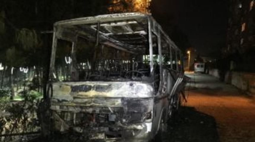 &Uuml;mraniye&rsquo;de Park Halindeki Otob&uuml;s Alev Alev Yandı