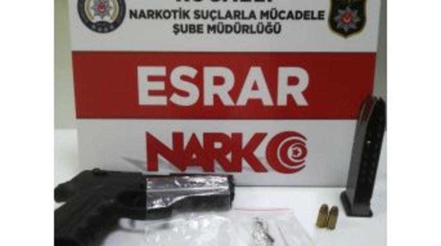 Su&ccedil; Makinesi Torbacıdan Esrar Alırken Yakalandı