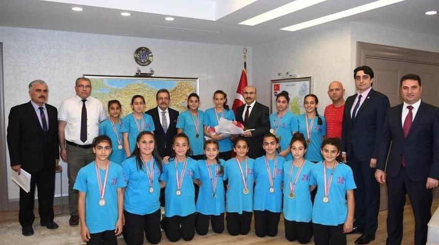 Hentbolcu Kızlar Şampiyonluk Sevincini Vali Demirtaş İle Paylaştı