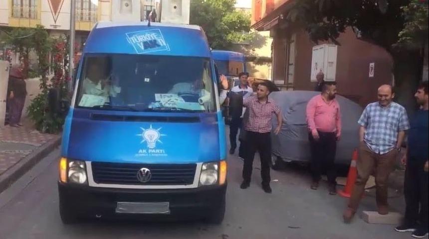 Vekil Adayı Seçim Aracının Şoförü Rahatsızlanınca Direksiyona Kendisi Geçti