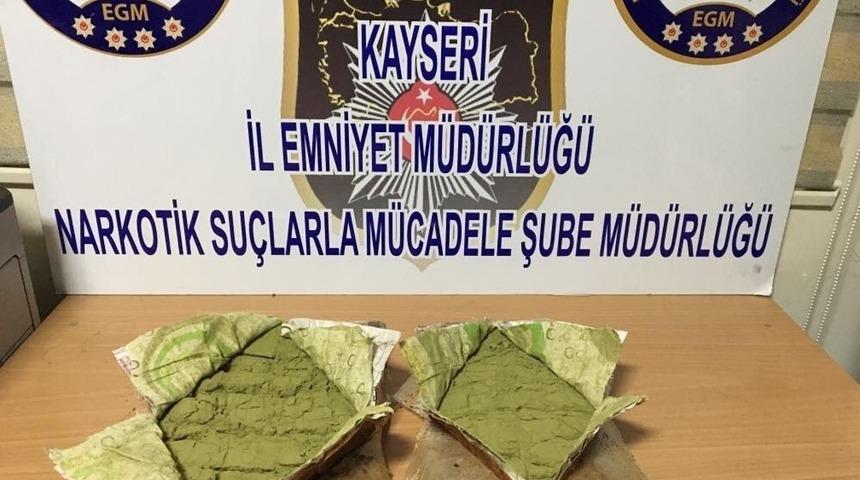 V&uuml;cuduna 2 Kilo 800 Gram Esrar Sarılı Kadın Yolcu G&ouml;zaltına Alındı