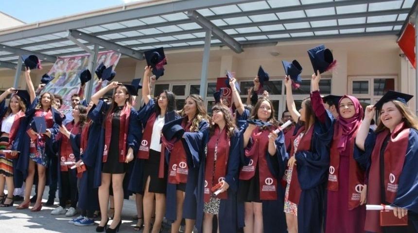 Engelliler Entegre Y&uuml;ksekokulu&rsquo;nda Mezuniyet Sevinci