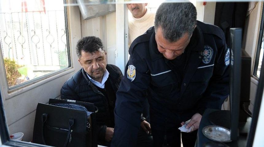 (özel Haber) Çöpte Bulduğu İçi Altın Dolu Çantayı Polise Teslim Etti