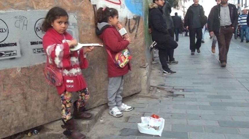(&ouml;zel Haber) &Ccedil;ocuklarını Şarkı S&ouml;yleterek Dilendirdi, Tanımıyormuş Gibi Kameraya &Ccedil;ekti