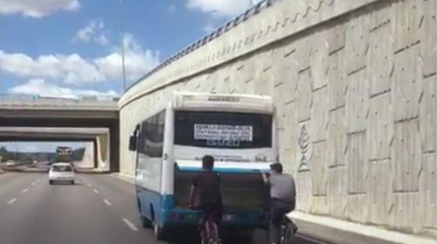 Bisikletli Gen&ccedil;ler Otob&uuml;s&uuml;n Bagaj Kapısına Tutunarak Yolculuk Yaptı.