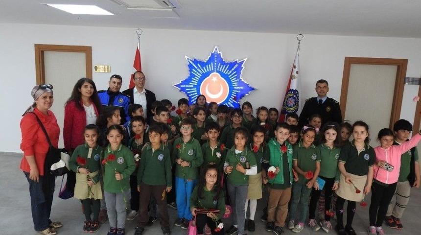 &Ouml;ğrenciler Emniyet Bah&ccedil;esine Fidan Dikti