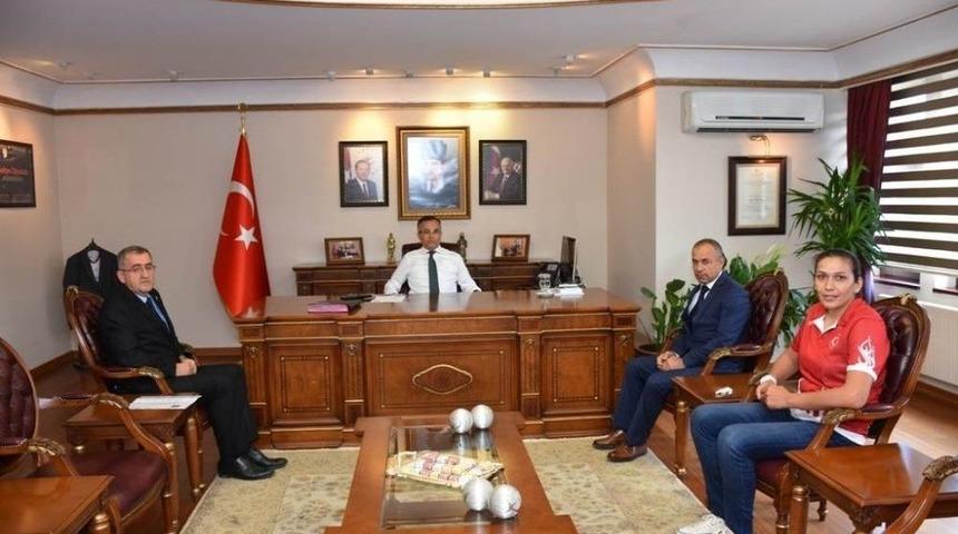 Avrupa İkincisi G&uuml;neri&rsquo;den Vali &Ccedil;eber&rsquo;e Ziyaret