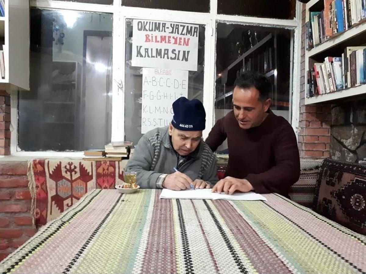 S&ouml;keli Kahvehaneciden Okuma Yazma Seferberliğine Destek