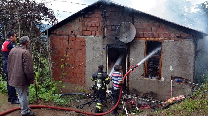Yaşlı Kadın Yanan Evini Çıplak Ayaklarıyla Çaresizce İzledi