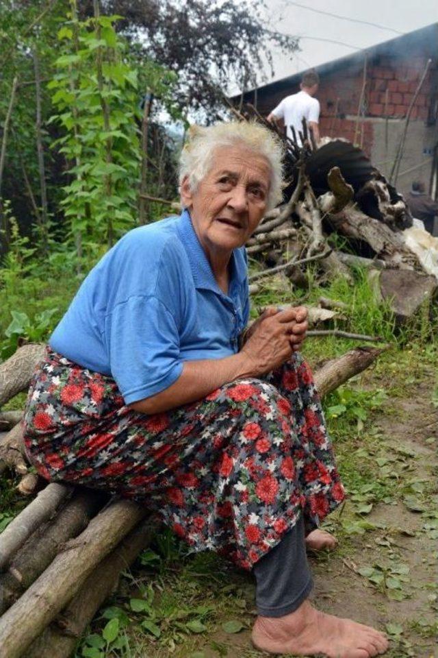 Yaşlı Kadın Yanan Evini Çıplak Ayaklarıyla Çaresizce İzledi